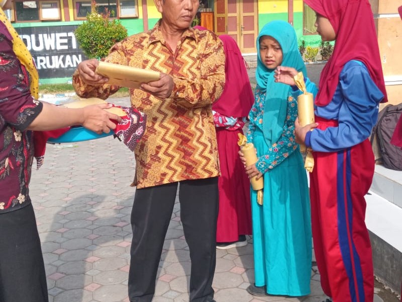 Pemberian hadiah siswa berprestasi